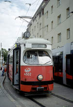 Wien Wiener Linien SL 10 (E1 4502) XVII, Hernals, Hernalser Hauptstraße / Güpferlingstraße (Endhaltestelle Dornbach, Güpferlingstraße) am 5. August 2010. - Scan eines Farbnegativs. Film: Kodak FB 200-7. Kamera: Leica C2.