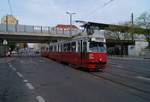 Am 5.5.2017 fuhr ein E1-c3-Zug, bestehend aus E1 4509 und c3 1222 auf dem Weg von der Stadthalle nach Kaiserebersdorf und unterquerte dabei in der Geiselbergstraße die Pressburger Bahn.