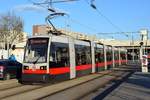 Wien, Wiener Linien ULF 661 als Linie 25 nach der Haltestelle Kagran U, 21.03.2018