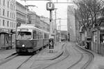 Wien Wiener Linien SL 6 (E1 4519 + c3 1222 (Lohnerwerke 1973 bzw. 1961)) XV, Rudolfsheim-Fünfhaus / VII, Neubau, Neubaugürtel / Hütteldorfer Straße / Urban-Loritz-Platz (Endstation Burggasse / Stadthalle - Einstieg) im Feber / Februar 2017. - Scan eines S/W-Negativs. Film: Ilford HP5 Plus. Kamera: Konica FS-1.