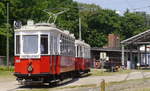 Der Wiener Zug 2625 + 5325 fährt aus der Halle des Straßenbahnmuseums Wehmingen (Hannover) aus, 27. Mai 2018.