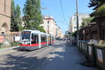 Wien Wiener Linien: Ein wegen Bauarbeiten in der Währinger Straße zwischen Währinger Gürtel und Aumannplatz umgeleiteter Zug der SL 40 (A 48) fährt am 29.