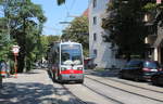 Wien Wiener Linien: Der wegen Bauarbeiten im äußeren Teil der Währinger Straße umgeleitete ULF B1 791 auf der SL 41 hält am Sonntag dem 29. Juli 2018 an der Haltestelle Simonygasse (XVIII, Währing, Weinhaus, Simonygasse / Kreuzgasse).