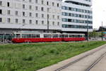Wien Wiener Linien SL D (E2 4017 (SGP 1978) + c5 1426 (Bombardier-Rotax 1978)) X, Favoriten, Karl-Popper-Straße / Alfred-Adler-Straße (Endstation) am 1. August 2018.