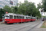 Wien Wiener Linien SL 49: Betriebsfahrt ab Urban-Loritz-Platz über den Neubaugürtel und die (äußere) Mariahilfer Straße bis zum Straßenbahnbetriebsbahnhof Rudolfsheim. - Eine Garnitur bestehend aus dem E1 4540 und dem c4 1370 hält am Abend des 28. Juni 2017 Ecke Neubaugürtel / Mariahilfer Straße.