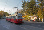 Wien Wiener Linien SL 49 (E1 4549 + c4 1359) XIV, Penzing, Hütteldorf, Linzer Straße / Bujattigasse am 16. Oktober 2018. - Hersteller der beiden Wagen: Bombardier-Rotax, vorm. Lohnerwerke, in Wien-Floridsdorf. Baujahre: 1975 (E1 4549) und 1976 (c4 1359).