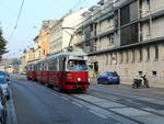 Wien Wiener Linien SL 49: E1 4552 mit dem Bw 1336 hat die Haltestelle Rettichgasse in der Linzer Straße im Stadtteil Hütteldorf eben verlassen. Datum: 17. Oktober 2018. - Hersteller der beiden Wagen: Bombardier-Rotax, vorm. Lohnerwerke, in Wien-Floridsdorf. Baujahre: 1976 (E1 4552) und 1975 (c4 1336). 