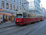 Wien Wiener Linien SL 49 (E1 4536 + c4 1342) XV, Rudolfsheim-Fünfhaus, Fünfhaus, Märzstraße (Hst. Schweglerstraße) am 16. Oktober 2018. - Hersteller der Straßenbahnfahrzeuge: Bombardier-Rotax, vorm. Lohnerwerke, in Wien-Floridsdorf. Baujahre: 1974 (E1 4536) und 1975 (c4 1342).