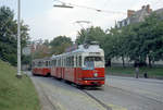 Wien: Die Wiener Straßenbahnen vor 50 Jahren: SL 38 (E1 4714 (SGP 1969) + c3 1155 (Lohnerwerke 1960)) XIX, Döbling, Grinzing, Grinzinger Allee am 26. August 1969. - Die E1+c3-Garnitur fährt in Richtung Schottentor, nachdem sie kurz vorher die Endstation in Grinzing verlassen hat. - Als die erste Straßenbahnlinie erhielt der 38er Ende Januar 1967 die nagelneuen GT6 des Typs E1. - Scan eines Farbnegativs. Film: Kodak Kodacolor X. Kamera: Kodak Retina Automatic II.