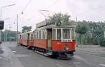 Wien: Die Wiener Straßenbahnen vor 50 Jahren: Zu den typischsten und den formschönsten Wiener Straßenbahnfahrzeugen gehören meiner Meinung nach die Triebwagen des Typs M (4001 - 4150, Lohnerwerke / Grazer Waggonfabrik / Simmeringer Waggonfabrik 1927 - 1929) und die Beiwagentypen m2 5181 - 5230 / m3 5231 - 5430 (Lohnerwerke / Simmeringer Waggonfabrik / Grazer Waggonfabrik 1928 - 1929. - Am 26. August 1969 steht der M 4011 mit den Beiwagen m3 524* und m3 52** als SL B in der Endstation Kaisermühlen am Schüttauplatz. - Scan eines Farbnegativs. Film: Kodak Kodacolor X. Kamera: Kodak Retina Automatic II.