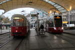 Wien Wiener Linien am 18. Oktober 2019: In der Station  Urban-Loritz-Platz  (Neubaugürtel) treffen sich Alt und Neu, eine E1+c4-Garnitur (E1 4548 (1975) + c4 1356 (1976)) auf der SL 49 und der Niederflur-Tw D 304 (2019) auf dem 6er.