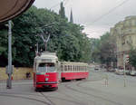 Wien Wiener Stadtwerke-Verkehrsbetriebe / Wiener Linien: Gelenktriebwagen des Typs E1: Am 20. Juli 1974 nähert sich der E1 4524 auf der SL 60/62 der Haltestelle Kennedybrücke. - Hersteller der E1 4524: Lohnerwerke 1973. - Neuer Scan eines Farbnegativs. Film: Kodak Kodacolor II. Kamera: Kodak Retina Automatic II.