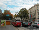 Wien Wiener Stadtwerke-Verkehrsbetriebe / Wiener Linien: Gelenktriebwagen des Typs E1: Motiv: E1 4525 als SL 1. Ort: I, Innere Stadt, Opernring / Operngasse / Staatsoper. Datum:  19. Oktober 2010.