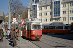 Wien Wiener Stadtwerke-Verkehrsbetriebe / Wiener Linien: Gelenktriebwagen des Typs E1: Motiv: E1 4551 auf der SL 9. Aufnahmeort und -datum: XVIII, Währing, Weinhaus, Simonygasse / Gentzgasse (Hst. Gersthof) am 22. Oktober 2010. - Scan eines Farbnegativs. Film: Kodak 200-2. Kamera: Leica C2.