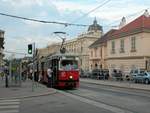 Wien Wiener Stadtwerke-Verkehrsbetriebe / Wiener Linien: Gelenktriebwagen des Typs E1: Motiv: E1 4553 als SL 49. Aufnahmeort und -datum: VII, Neubau, Burggasse / Breite Gasse am 5. August 2010.