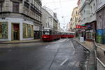 Wien Wiener Stadtwerke-Verkehrsbetriebe / Wiener Linien: Gelenktriebwagen des Typs E1: Motiv: E1 4553 + c4 1360 als SL 49. Aufnahmeort und -datum: VII, Neubau, Neubaugasse am 19. Februar 2016. - Hersteller der Straßenbahnfahrzeuge: Bombardier-Rotax, vorm. Lohnerwerke in Wien-Floridsdorf. Baujahr: 1976.