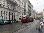 Wien Wiener Stadtwerke-Verkehrsbetriebe / Wiener Linien: Gelenktriebwagen des Typs E1: Motiv: E1 4554 + c4 1364 als SL 5. Aufnahmeort und -datum: XX, Brigittenau, Rauscherstraße am 18. Oktober 2016. - Hersteller und Baujahr der Straßenbahnfahrzeuge: Bombardier-Rotax, vorm. Lohnerwerke in Wien-Floridsdorf 1976.