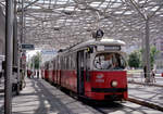 Wien Wiener Stadtwerke-Verkehrsbetriebe / Wiener Linien: Gelenktriebwagen des Typs E1: Motiv: E1 4556 + c3 1207 auf der SL 5. Aufnahmeort und -datum: II, Leopoldstadt, Praterstern am 4. August 2010. - Scan eines Farbnegativs. Film: Fuji S-200. Kamera: Leica CL.