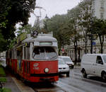 Wien Wiener Stadtwerke-Verkehrsbetriebe / Wiener Linien: Gelenktriebwagen des Typs E1: Motiv: E1 4560 als SL 2. Ort: I, Innere Stadt, Kärntner Ring. Datum: 6. August 2010. - Hersteller und Baujahr des E1 4560: Bombardier-Rotax, vorm. Lohnerwerke in Wien-Floridsdorf, 1976. - Scan eines Farbnegativs. Film: Kodak FB 200-7. Kamera: Leica C2.