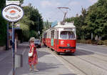 Wien Wiener Stadtwerke-Verkehrsbetriebe / Wiener Linien: Gelenktriebwagen des Typs E1: Im Juli 1992 erreicht der aus Grinzing angekommene E1 4631 auf der SL 38 die Hst. An den langen Lüssen. - SGP stellte 1966 den E1 4631 her; der Tw wurde 1975 für Einmannbetrieb umgebaut. - Neuer Scan eines Farbnegativs. Film: Kodak Gold 200-3. Kamera: Minolta XG-1.