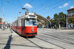 E2 4078 der Wiener Linien mit einem passenden Beiwagen verließ am 04.10.2018 gerade die Haltestelle Urban-Loritz-Platz als Linie 18 in Richtung Schlachthausgasse.