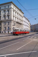 Anlsslich des Tramwaytages 2017 war ein M-m3-Zug, bestehend aus M 4149 und den m3 5400 zwischen dem Bahnhof Grtel und Schottentor unterwegs. Gerade wurde die Haltestelle Nudorfer Strae/ Alserbachstrae verlassen.