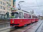 Straßenbahn Wien Zug 4311 auf einer Fahrschulfahrt in Richtung Geiereckstraße in der Station Absberggasse, 24.11.2022.