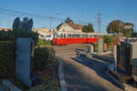 Zum Tramwaytag kommen in der Regel historische Fahrzeuge zum Einsatz, welche den Zubringer zum Veranstaltungsgelnde durchfhren. Am Tramwaytag am 25.09.2021 pendelte der L-l3-Zug, bestehend aus L548 und l3 1852 und zwischen dem Zentralfriedhof und der Schlachthausgasse. Hier befand sich der Zug in der Simmeringer Hauptstrae unweit des Zentralfriedhofs.