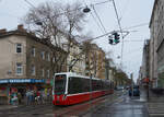 Die Linie 6 gehörte zu den ersten Linien, auf denen die neuen Flexity der Wiener Linien zum Einsatz kamen. Am 05.04.2022 gehörten die Wagen bereits zum gewohnten Bild, als Wagen 314 auf dem Weg zur Burggasse die Haltestelle Nellreichgasse im Wiener Gemeindebezirk Favoriten verlässt.