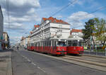 Am 06.04.2022 kamen Wiener E1-c4-Züge nur noch auf der Linie 30 zum Einsatz und Begegnungen von zwei Zügen waren Glückssache. An der Haltestelle Floridsdofer Markt begegneten sich E1 4780 mit c4 1356 auf dem Weg von Stammersdorf nach Floridsdorf und E1 4774 mit c4 1359 in der Gegenrichtung.