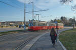 Mit der Wiener Linie 60 kommt man zum Schloss Schönbrunn. Am späten Nachmittag des 06.04.2022 war der E2-c5-Zug aus E2 4053 und c5 1453 auf dem Weg von Rodau zum Westbahnhof und hat gerade die Haltestelle Schloss Schönbrunn verlassen.