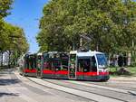 Wien. ULF 65 fährt hier am 12.08.2023 als Linie 9 in die Schleife Westbahnhof ein.