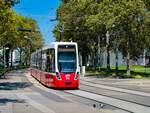 Wien. Flexity 319 ist hier am 12.08.2023 kurz vor der Haltestelle Westbahnhof zu sehen.