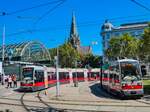 Wien. Am 12.08.2023 gab es am Wiener Westbahnhof ein Treffen zweier ULF: ULF 700 trifft hier auf ULF 93.