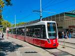 Wien. Flexity 332 der Wiener Linien steht hier am 12.08.2023 als Linie 18 zur Schlachthausgasse vor dem Westbahnhof.