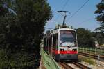 Ulf B 700 bei der Einfahrt in die Haltestelle Rodauner Brücke. (19.08.2023)