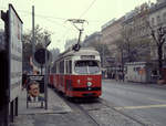 Wien Wiener Stadtwerke-Verkehrsbetriebe (WVB) SL J (C3 160) I, Innere Stadt, Kärntner Ring / Kärntner Straße am 2. November 1976. - Das Einzelstück C3 160 wurde 1967 von den Lohnerwerken hergestellt, wurde aber erst am 25. November 1974 in Betrieb eingesetzt. - Scan eines Diapositivs. Kamera: Leica CL.