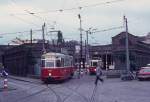 Wien Wiener Stadtwerke-Verkehrsbetriebe (WVB) SL J: Früh am Morgen des 19. Juli 1974 verlässt der T2 434 (Lohnerwerke 1956) den Bahnhof Erdberg. - Im Bahnhhof ist der B 68 auf der Linie T/ (74) zur Abfahrt bereit. - Scan eines Diapositivs. Film: AGFA CT 18. Kamera: Minolta SRT-101.