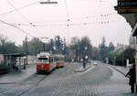 Wien Wiener Stadtwerke-Verkehrsbetriebe (WVB) SL 60 (E1 4529 (Bombardier-Rotax, vormals Lohnerwerke 1973)) XXIII, Liesing, Mauer, Dreiständegasse / Maurer Lange Gasse am 2. November 1975. - Scan eines Diapositivs. Kamera: Minolta SRT-101.