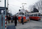 Wien Wiener Stadtwerke-Verkehrsbetriebe (WVB) Allerheiligen-Verkehr 1976: Hochbetrieb am Zentralfriedhof, 3. Tor am 1. November 1976. - Eine stetige Ankunft und Abfahrt der Friedhofsstraßenbahnlinien. - Scan eines Diapositivs. Film: Kodak Ektachrome. Kamera: Leica CL.