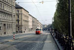 Wien Wiener Stadtwerke-Verkehrsbetriebe (WVB) SL 42 (E 4624 (SGP 1962; Umnumerierung 1964 aus 4464)) XVIII, Währing, Währinger Gürtel / Hofmanngasse am 3. November 1976. - Scan eines Diapositivs. Film: Kodak Ektachrome. Kamera: Leica CL.