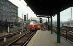 Wien WVB Stadtbahnlinie G (E6 4911) im Dezember 1980: Der Zug erreicht eben den Stadt- und U-Bahnhof Friedensbrcke.