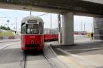 Wien Wiener Linien: SL 26 (c4 1346 + E1 4788) biegt am 8. Juli 2014 in die Wendeschleife am U-Bahnhof Hausfeldstrasse ein.