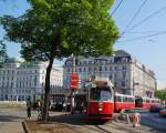 Straßenbahn-Zug 4006 der Wiener Linien als Tram D (Wien Nußdorf Beethovengang - Wien Hauptbahnhof Ost) an der Haltestelle Schottenring. (07.04.2014)