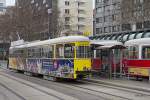 Die gelbe Vienna Ring Tram, hier in Wien, Schwedenplatz am 24.11.2014, zeigt die Stadt Wien von seiner schönsten Seite.