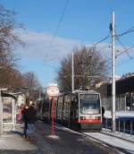 ULF 611 der Wiener Linien am 30. Dezember 2014 auf der Linie 6 nach Kaiserebersdorf unterwegs, aufgenommen an der Haltestelle Westbahnhof/Neubaugürtel Mitte (Westeingang).