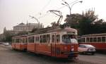 Im Frühjahr 1975 ist das Einzelstück C3 160 als Linie J auf dem Ring zur Stadionbrücke unterwegs, im Hintergrund das Burgtheater.