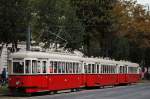 Fahrzeugparade 150 Jahre Straßenbahn in Wien : T1 408 und zwei Beiwagen der Reihen k6/ k7, die allesamt in den frühen 1950er Jahren auf alten Untergestellen aufgebaut worden waren.