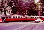 Wien Wiener Verkehrsbetriebe SL 45 (M 4022 (Grazer Waggonfabrik 1927) + m3 5401 (Grazer Waggonfabrik 1929) + m) Kärntner Ring / Schwarzenbergplatz im Juli 1975. - Scan von einem Farbnegativ. Film: Kodacolor II. Kamera: Kodak Retina Automatic II.