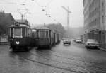 Wien Wiener Verkehrsbetriebe Allerheiligenverkehr 1975: In der Althanstraße treffen sich am Morgen des 1. November 1975 zwei M+m+m-Züge der Allerheiligen-SL 35. - M 4098 fährt in Richtung Liechtensteinstraße / Newaldgasse (Endstation Althanstraße), während der Bw m3 5182 in Richtung Zentralfriedhof fährt. - Die Straßenbahnlinie 35, die zwischen Althanstraße und Zentralfreidhof fuhr, gab es in den Jahren 1907 bis 2000. - Scan von einem S/W-Negativ. Film: Kodak Tri X Pan. Kamera: Kodak Retina Automatic II.